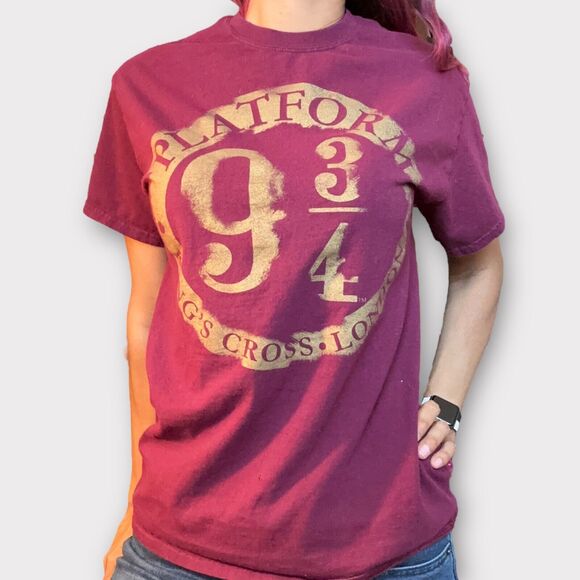 The Harry Potter Shop Shirt Adult Medium Red Platform 9 3/4 Graphic Tee Maroon - Picture 1 of 10